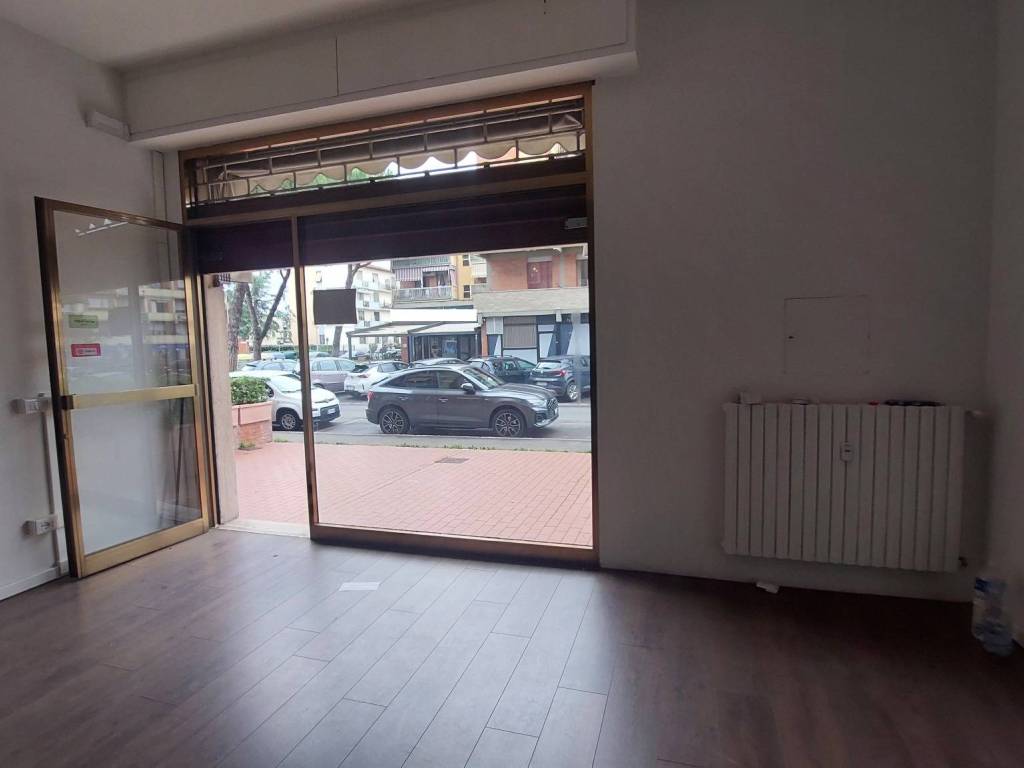 negozio in affitto a Scandicci