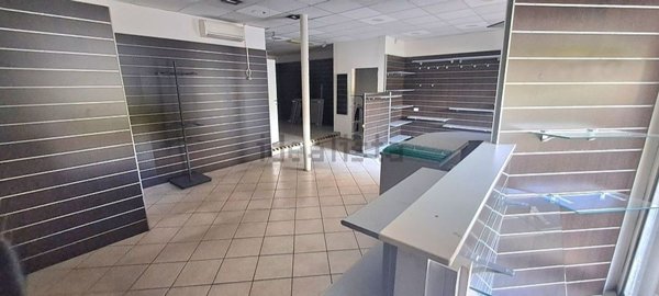 negozio in affitto a Scandicci in zona Casellina