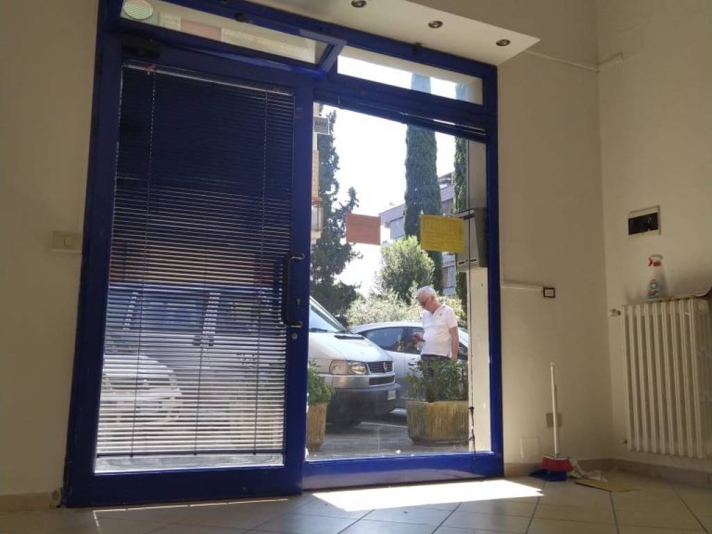 negozio in affitto a Scandicci