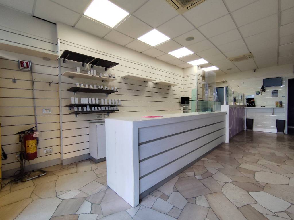 negozio in affitto a Scandicci