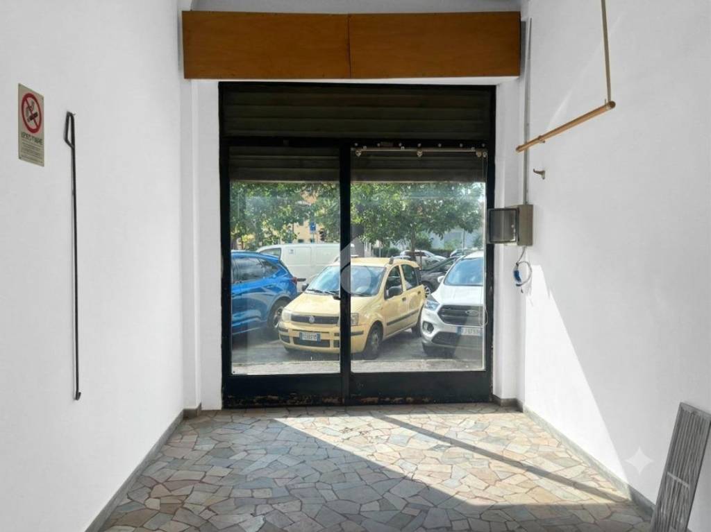negozio in affitto a Scandicci in zona San Giusto