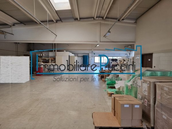 locale commerciale in affitto a Sesto Fiorentino