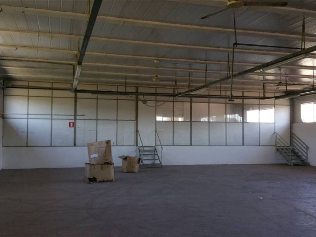 locale commerciale in affitto a Sesto Fiorentino