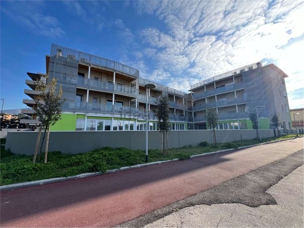 locale commerciale in affitto a Sesto Fiorentino in zona Zambra