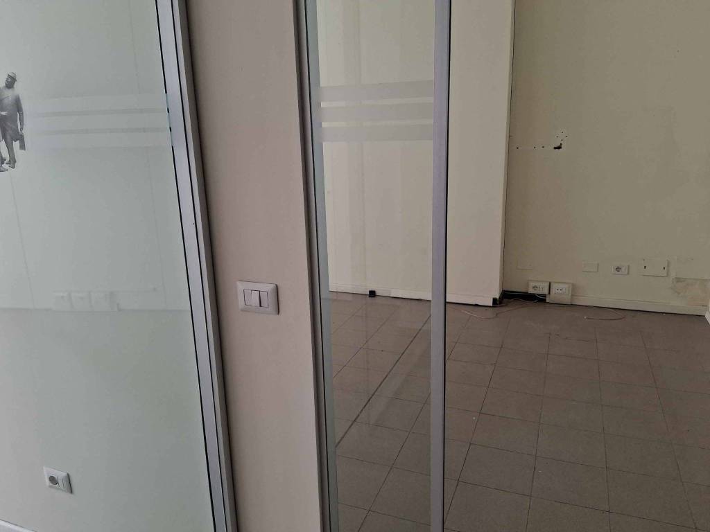 negozio in affitto a Sesto Fiorentino in zona Osmannoro