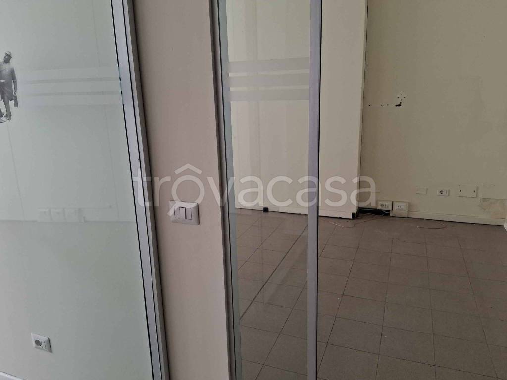 negozio in affitto a Sesto Fiorentino in zona Osmannoro