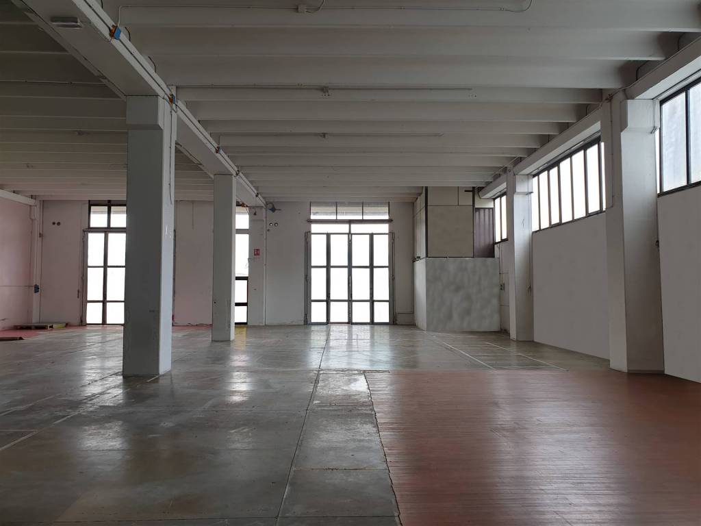 locale commerciale in affitto a Sesto Fiorentino