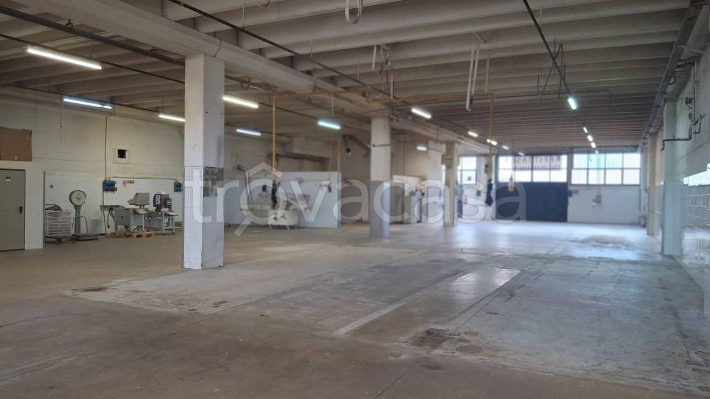 locale commerciale in affitto a Sesto Fiorentino