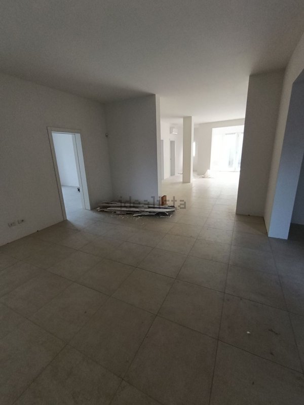 locale commerciale in affitto a Sesto Fiorentino in zona Zambra