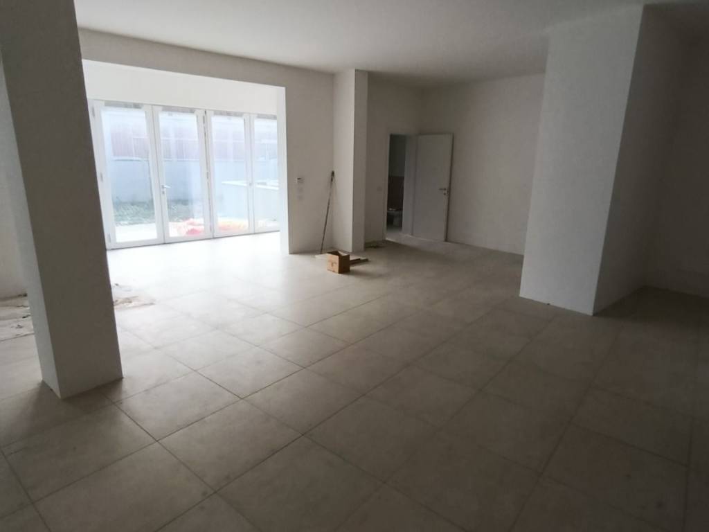 negozio in affitto a Sesto Fiorentino in zona Zambra