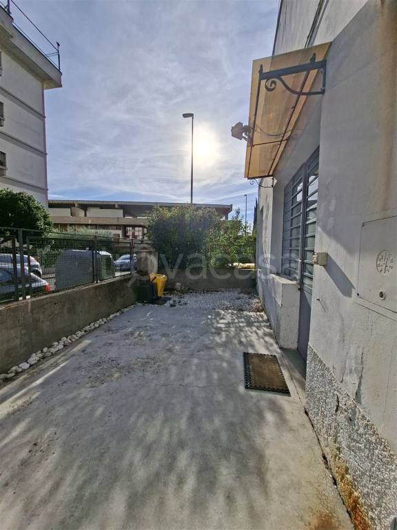 locale commerciale in affitto a Sesto Fiorentino in zona Padule