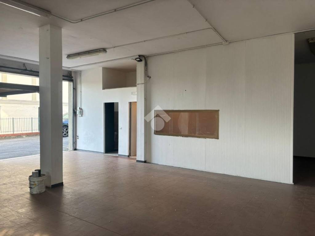 locale commerciale in affitto a Signa