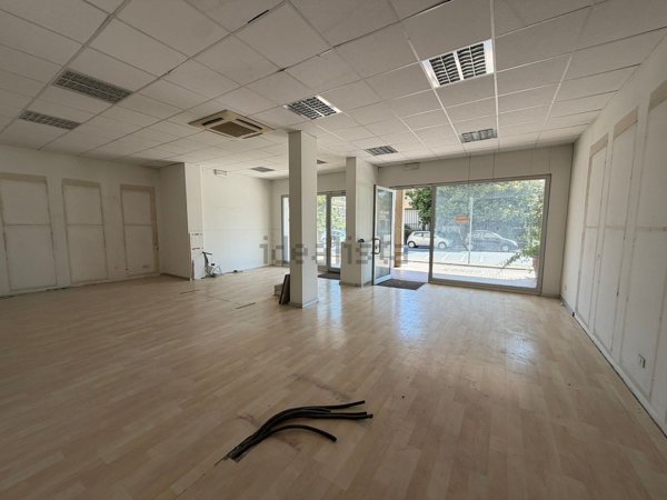 locale commerciale in affitto a Signa