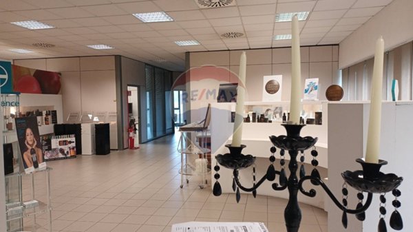locale commerciale in affitto a Figline e Incisa Valdarno in zona Massa