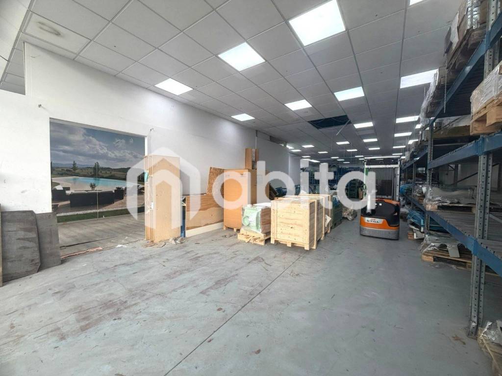 locale commerciale in affitto a Figline e Incisa Valdarno in zona Massa
