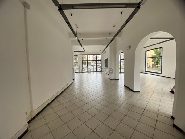 locale commerciale in affitto a Figline e Incisa Valdarno