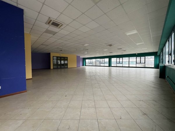 locale commerciale in affitto a Figline e Incisa Valdarno in zona Massa