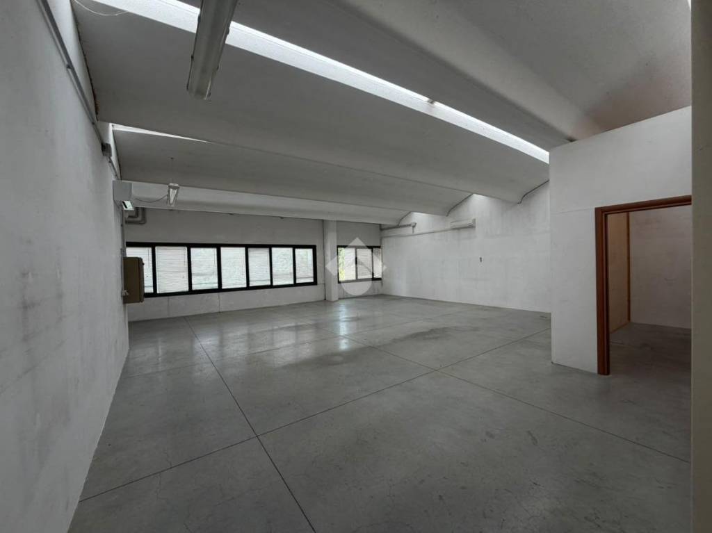 locale commerciale in affitto a Figline e Incisa Valdarno in zona Massa