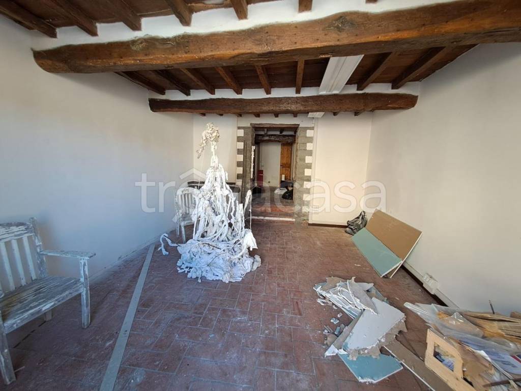 negozio in affitto a Scarperia e San Piero in zona San Piero a Sieve
