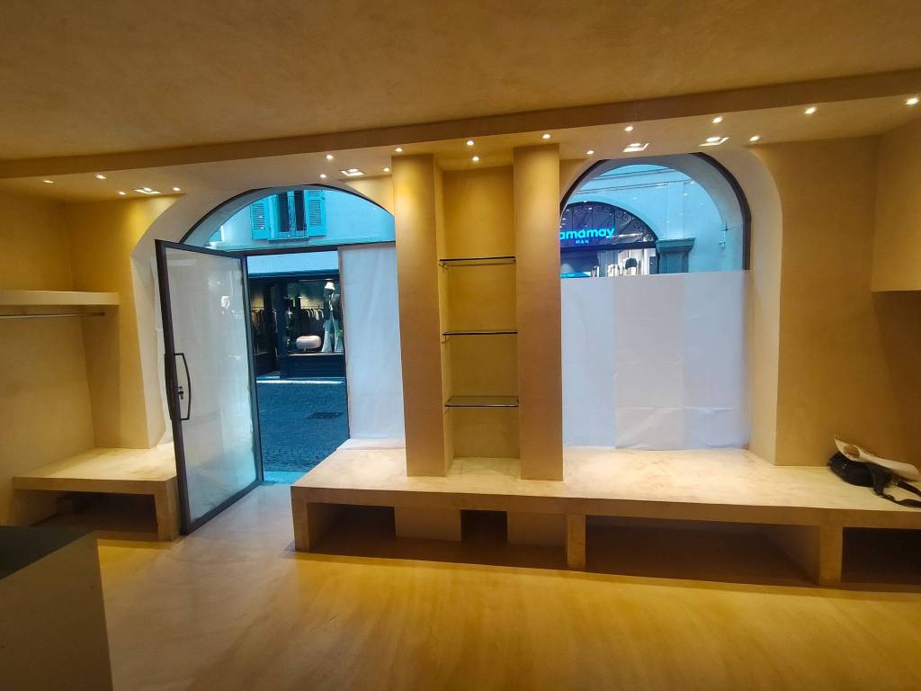 negozio in affitto ad Arona