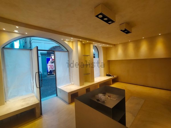 locale commerciale in affitto ad Arona