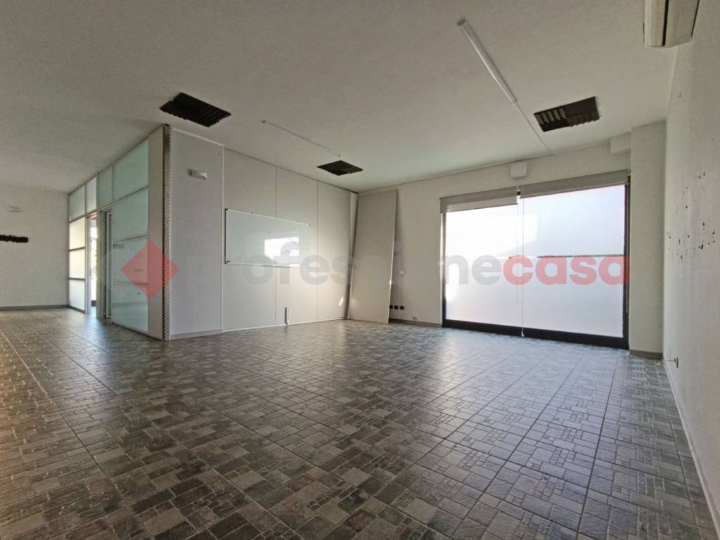 negozio in affitto ad Arona in zona Mercurago