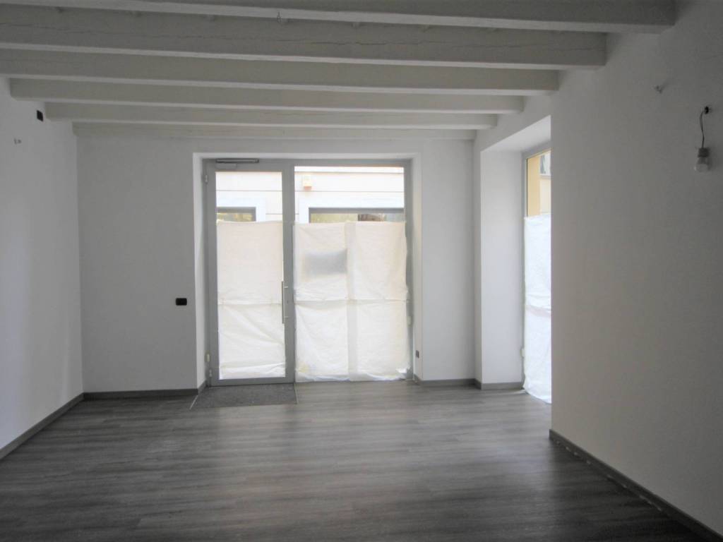 negozio in affitto ad Arona