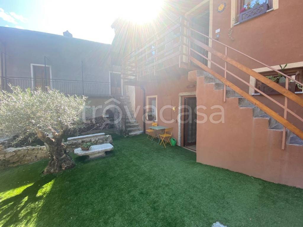 appartamento in affitto ad Arona in zona Campagna