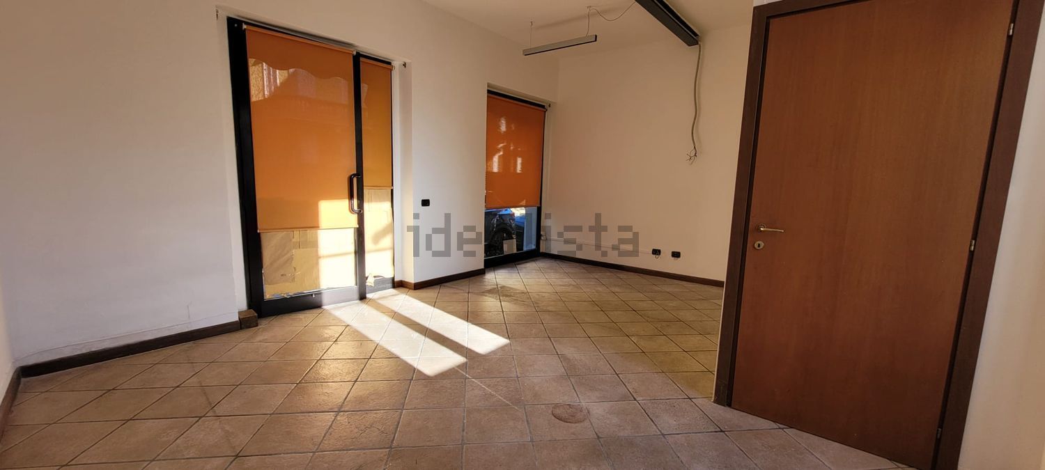negozio in affitto ad Arona