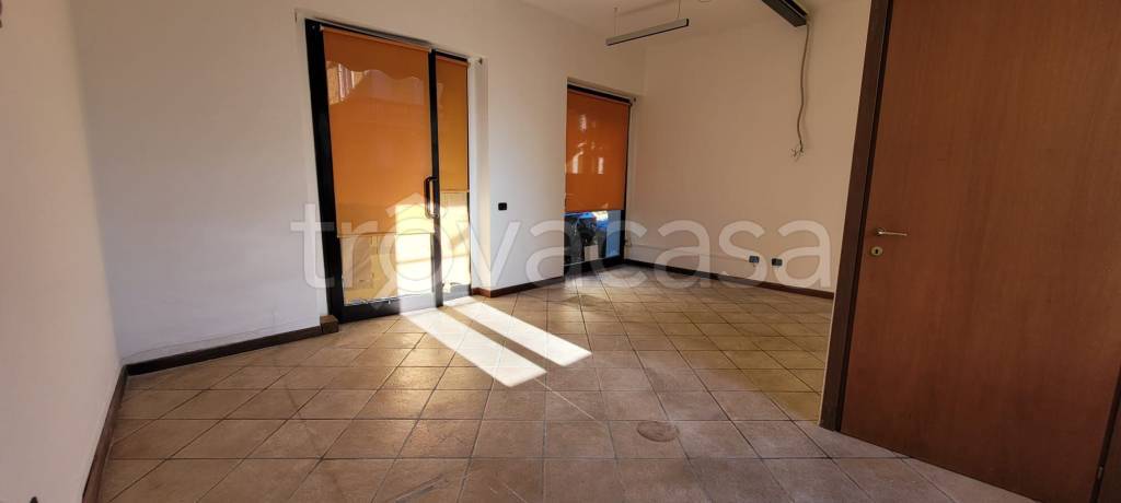 negozio in affitto ad Arona