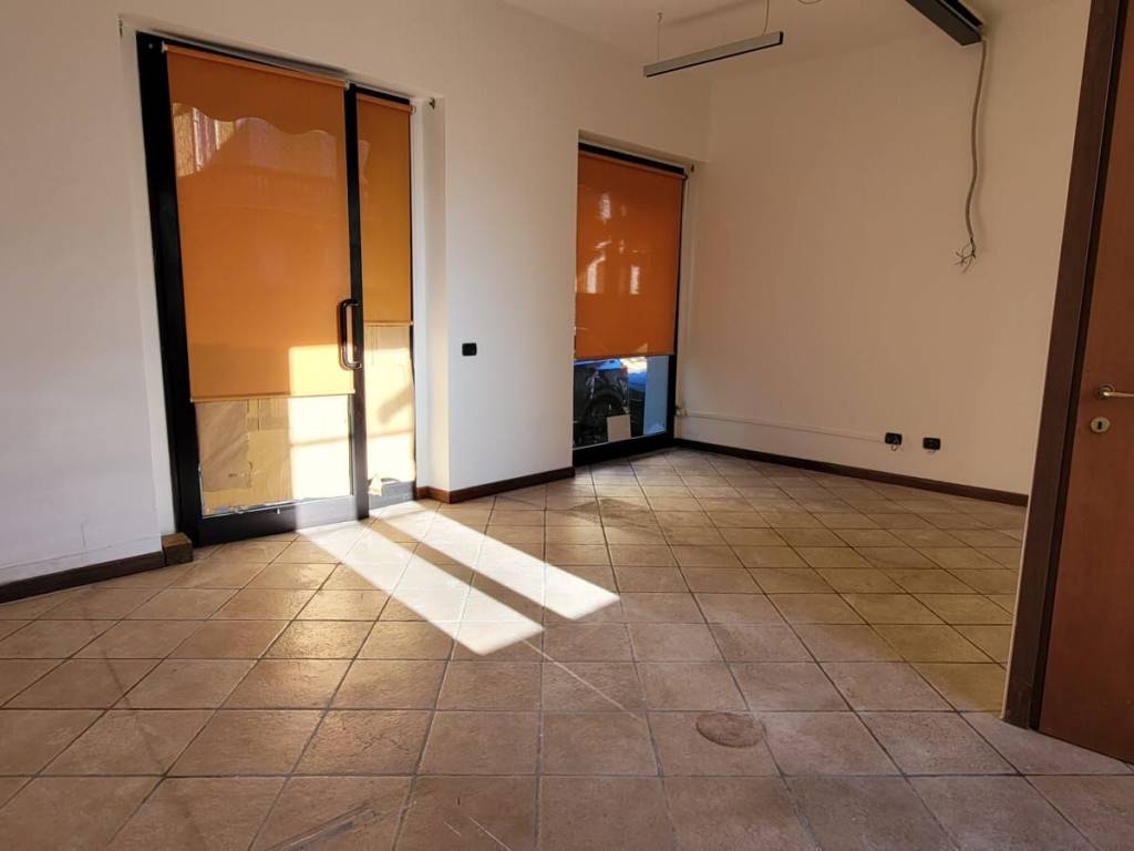 negozio in affitto ad Arona