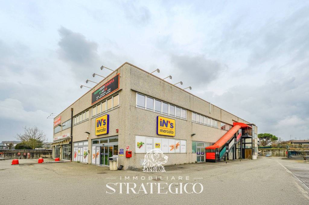 negozio in affitto ad Arona