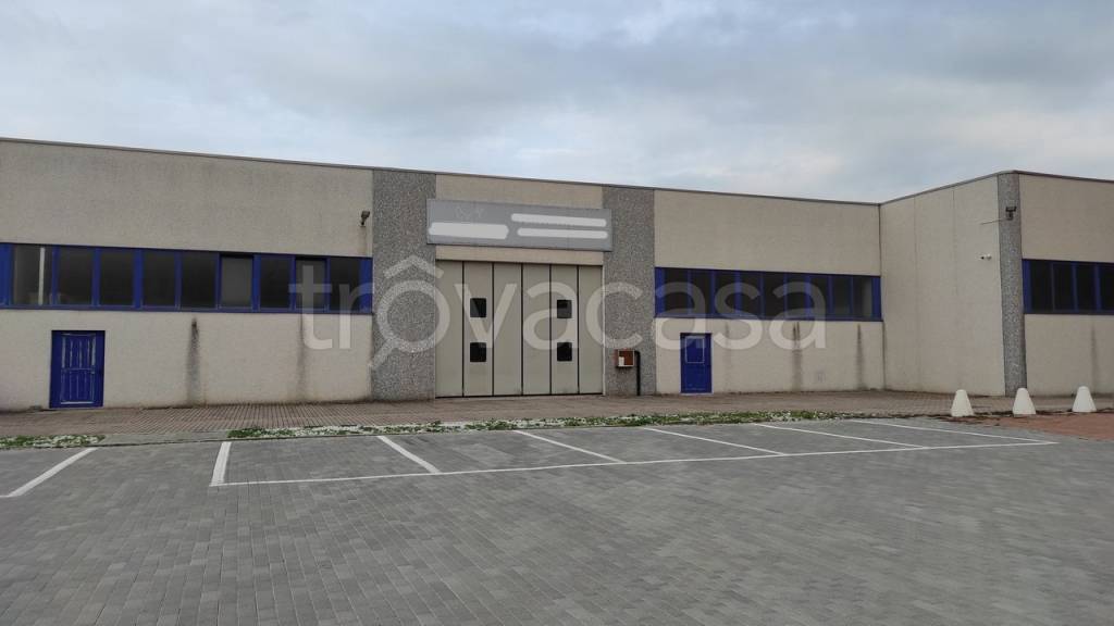 locale commerciale in affitto a Bellinzago Novarese