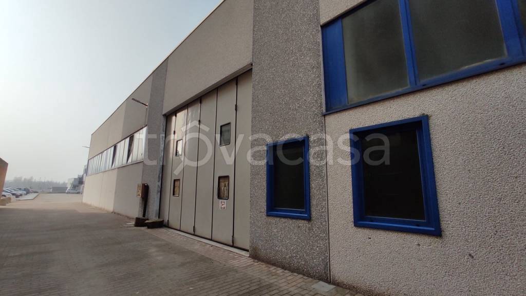 locale commerciale in affitto a Bellinzago Novarese