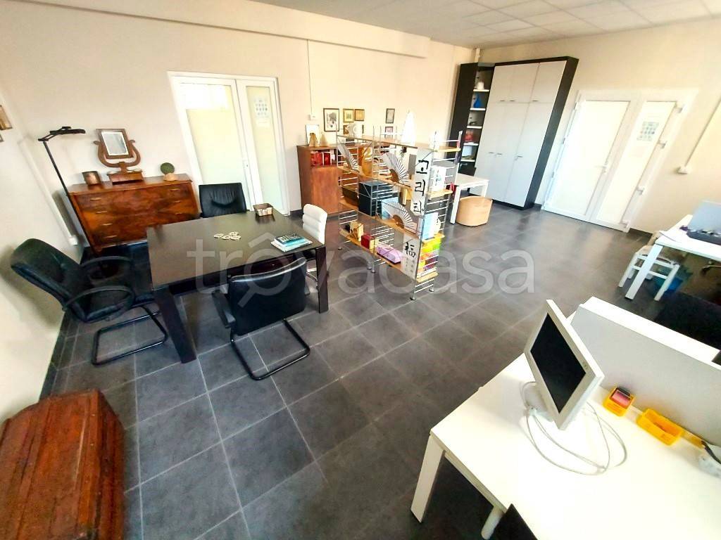 negozio in affitto a Castelletto sopra Ticino