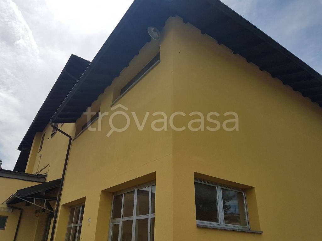 locale commerciale in affitto a Dormelletto