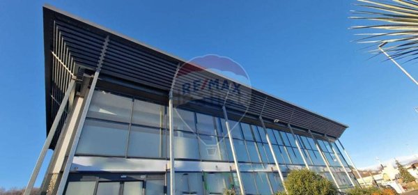 locale commerciale in affitto a Dormelletto