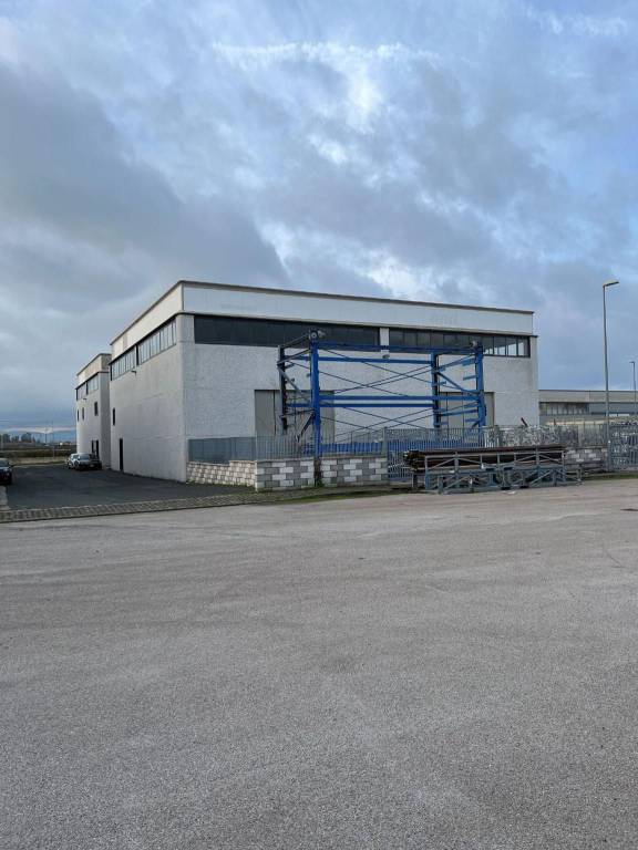 locale commerciale in affitto a Campiglia Marittima in zona Venturina