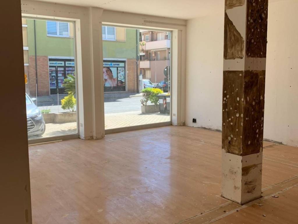 negozio in affitto a Cecina
