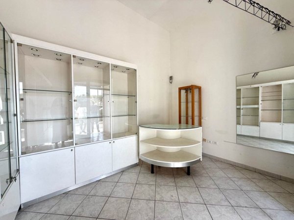 negozio in affitto a Cecina