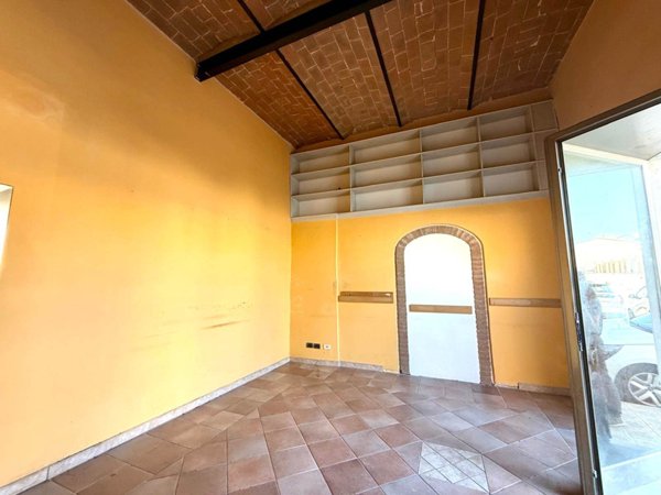 negozio in affitto a Cecina