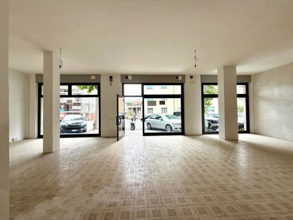 negozio in affitto a Cecina