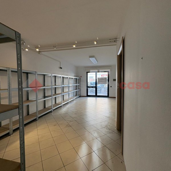 negozio in affitto a Cecina