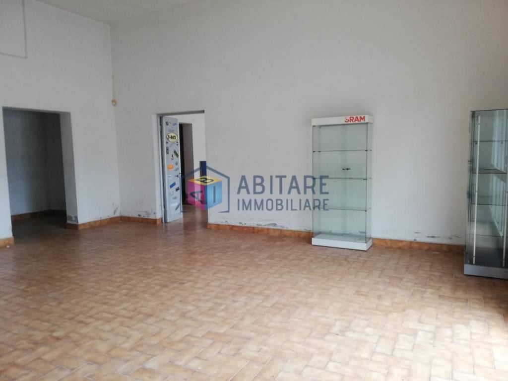 locale commerciale in affitto a Collesalvetti in zona Stagno