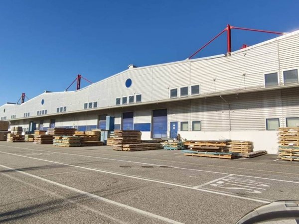 locale commerciale in affitto a Collesalvetti in zona Guasticce