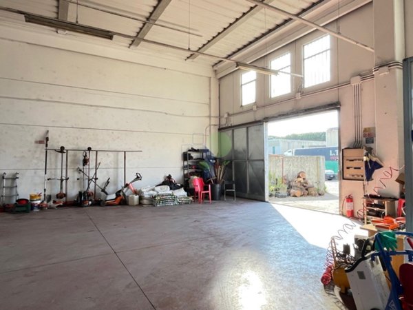 locale commerciale in affitto a Collesalvetti in zona Stagno