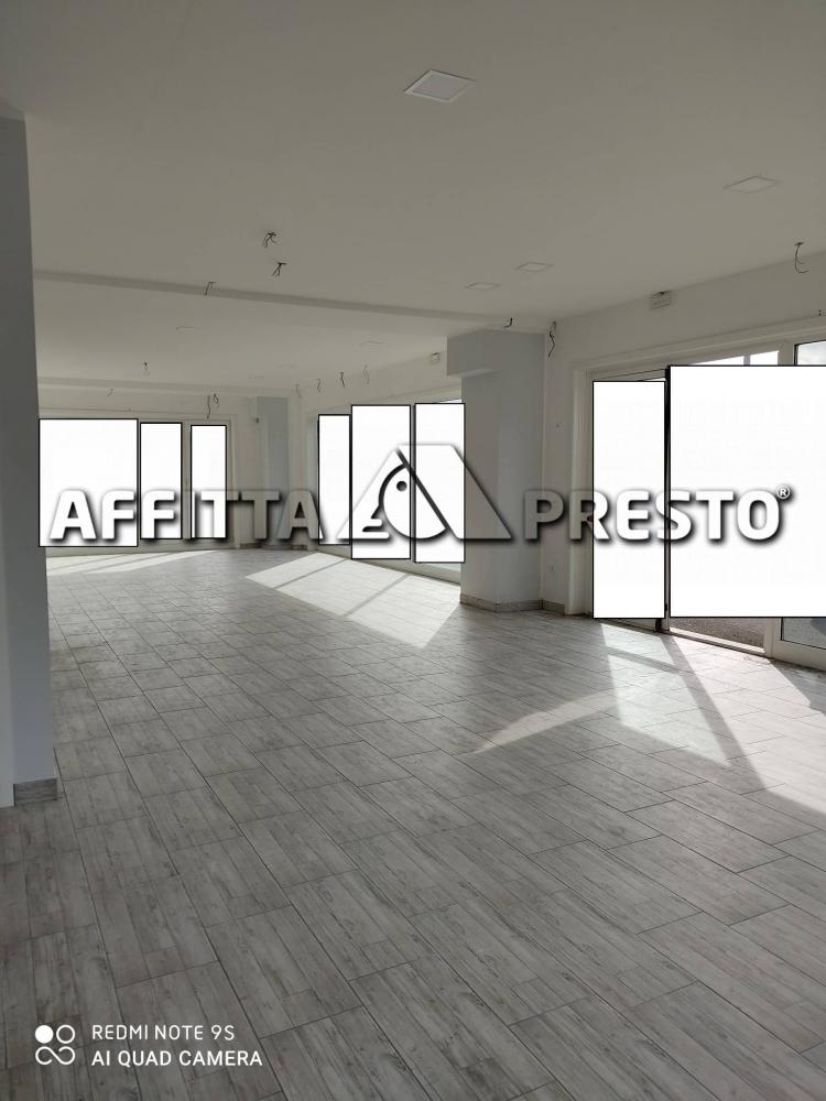 locale commerciale in affitto a Collesalvetti