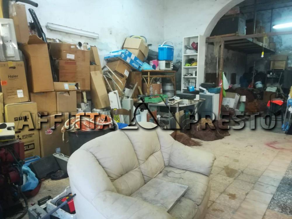 locale di sgombero in affitto a Livorno