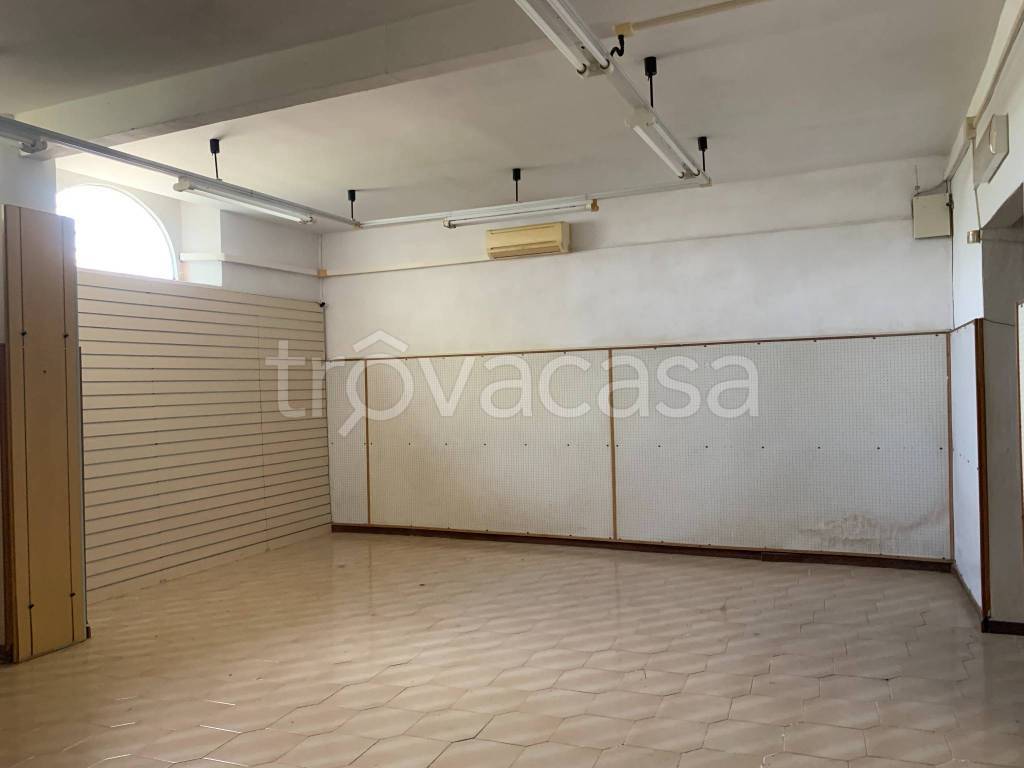 negozio in affitto a Livorno in zona Ardenza