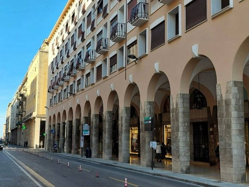 negozio in affitto a Livorno in zona Centro Città